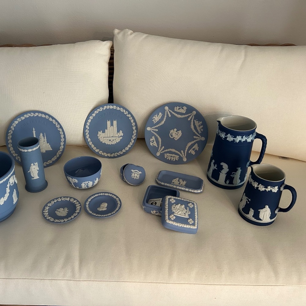 *Collectibles* Circa 1890-1900 Beautiful 15 pieces Wedgwood Jasperware